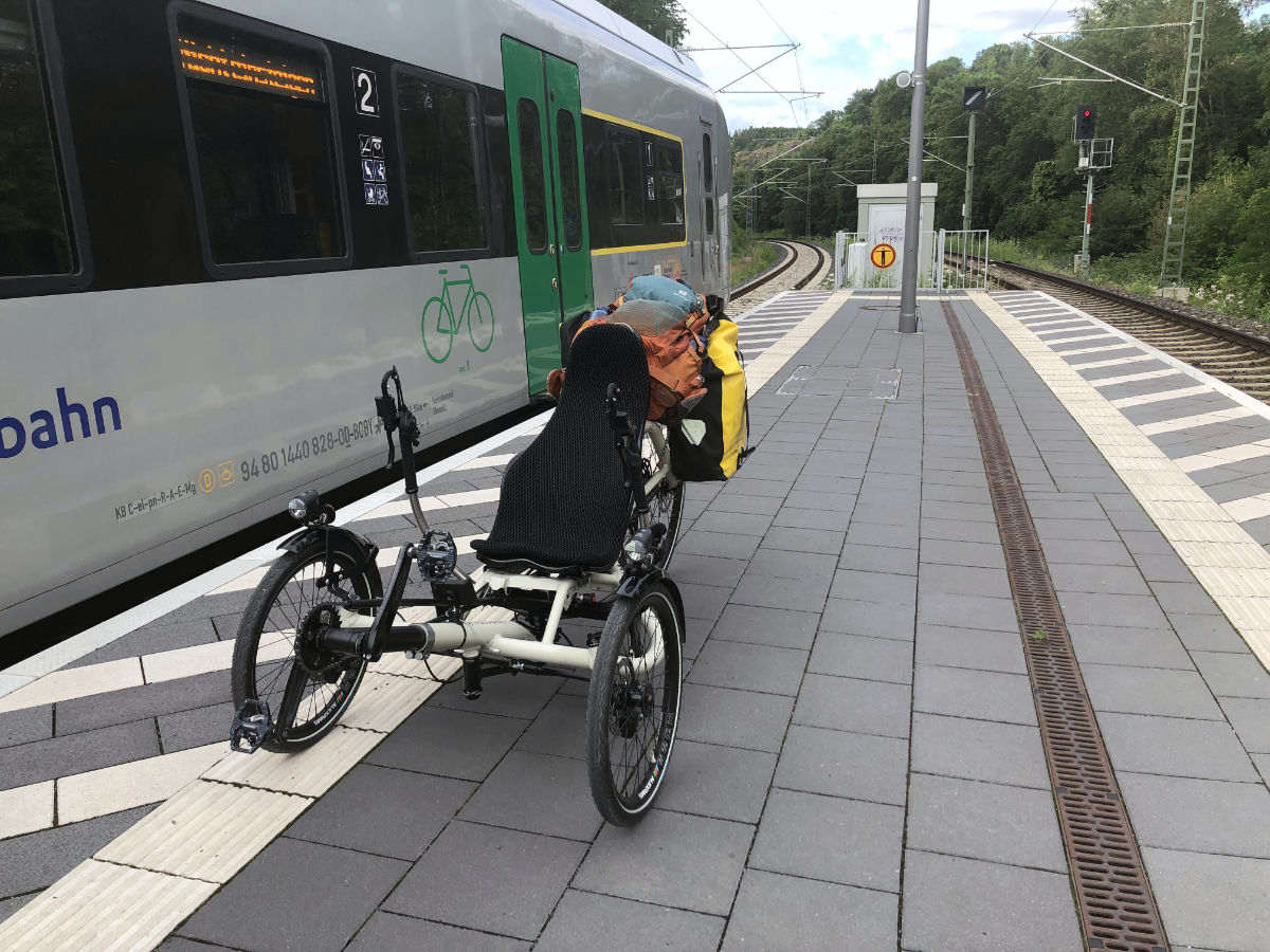 Velo auf Bahnsteig